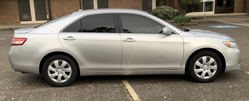 Photo 4 of 10 of 2011 Toyota Camry LE